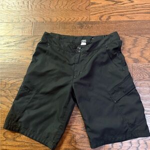 Fox black men’s cargo style shorts size Medium lots of pockets 34